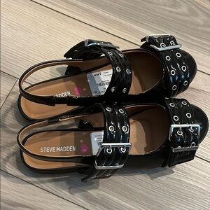 NWT Steve Madden Glossy Black Buckle Sandals size 5 girls